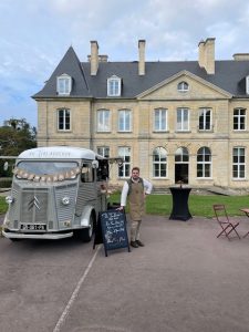 Sur la place du village